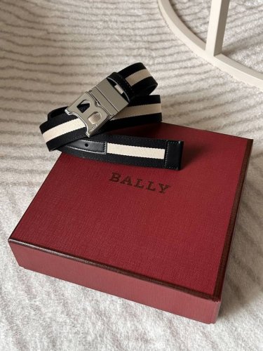 特 Bally 巴利专柜同款 男士时尚布配皮双用腰带 宽 3.4Cm Tamal 融入了永恒经典的 Bally 黑白条纹，且具有充满现代感。固定式双面设计加上别