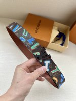 Lv皮带与nba联名合作款 宽度40Cm 全新帆布配有彩色nba字样 衬托与颜色相呼应小牛皮 搭配精密新款搭扣 更多细节请看实拍图