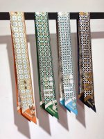 Phms2427 爱马仕新款Twilly 新式座驾 顶级斜纹真丝打造 超精细的印花 字迹非常清晰 绝对是送礼自用的首选丝带既可绕于颈间，亦可缠于腕部、腰部，同样