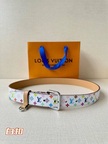 3.0宽 Lv X Tm Lv D环腰带以其时尚的魅力增强了各种轮廓。这款配饰属于路易威登与有影响力的日本艺术家Takashi Murakami的合作，他的Mo