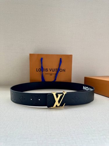特 本款40毫米宽 Lv Initiales 双面腰带拥有 Xl Epi 皮革的较大粒面纹理，以移印工艺描绘路易威登标识，翻转即现 Monogram 压纹图案，