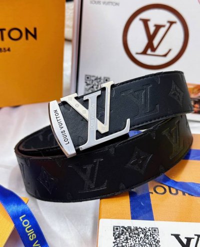 皮带：Lv..路易..威登顶级复刻. 腰带：原单品质百分百头层牛皮，保证真皮。雕花双层工艺.真空电镀.永不掉色.24K纯钢扣进口头层牛皮，老花，黑格，棕格，黑花