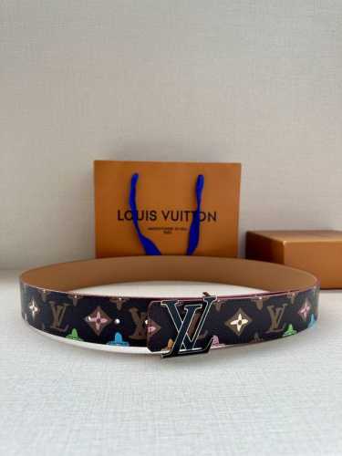 特 本款4.0宽 Lv Tag 双面腰带出自品牌与 Tyler 的合作系列，为一面铺陈妙趣 Monogram Craggy 图案，翻转即见路易威登标识压印皮革