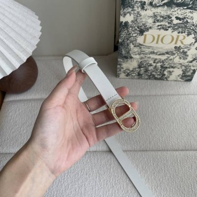 这款Dior带身采用光滑牛皮精心制作，饰以经典的金属Cd扣，密镶以小钻。款式突显腰部曲线，彰显优雅气质，可与牛仔裤、半身裙或连衣裙搭配。