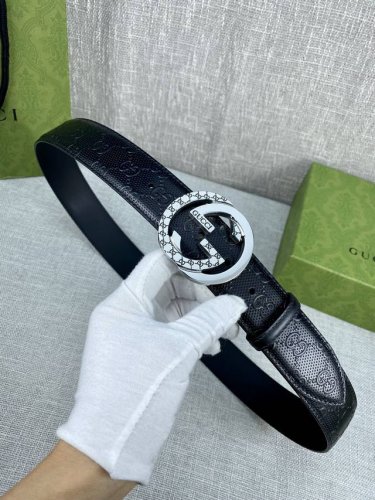 宽度4.0Cm 搭配原版皮带扣 、腰带以采用热压印技术的gucci Signature皮革精制而成，触感厚实，印花图案清晰分明带身点孔细节，反射gucci Si