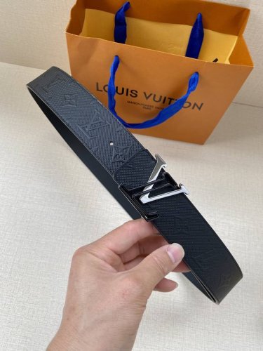 特 Lv原单头层牛皮压老花面，内衬头层小牛皮底，搭配原单刚扣 专柜宽度