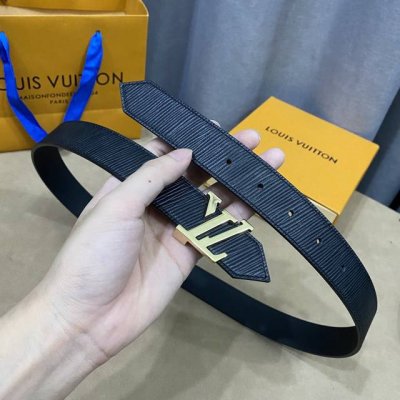 寬： 30Mm L0Uis Vuitt0N 女神必備款！ 寬度30Mm 這款lv字樣女士腰帶以epi水波紋皮革製造.活活潑的亮色飾帶搭配以316精鋼五金即時尚又