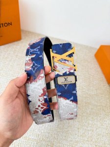 品名： Lv..路易..威登腰带皮带原单 型号：挂扣，经典纯钢材质挂扣，头层牛皮，图片实物拍摄 材料：头层牛皮，挂扣系列，纯钢材质扣头，镀钯电镀工艺永不掉色。原