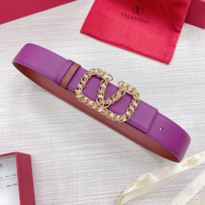 配送专柜全套包装 等级：专柜同步.原版包装.代购级别 材料：Valentino 此款采用进口原版皮搭配纯铜经典V字扣 多色可选 双面用设计 时尚潮流 专柜宽度：