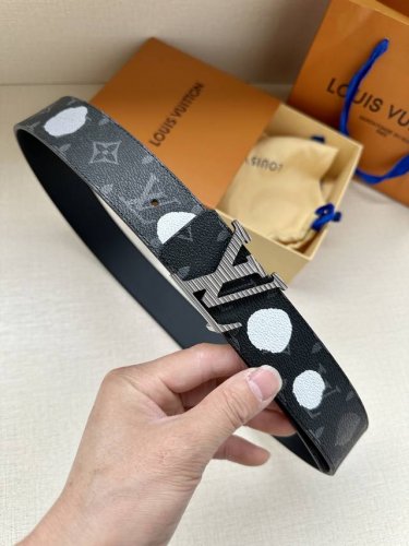 特 4.0宽 Lv X Yk Lv Initiales 双面腰带来自路易威登 X 草间弥生合作系列，展现手绘效果波点印花的艺术精髓。Monogram Eclip
