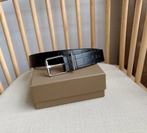 特P210 Burberry 巴宝莉专柜同步上新意大利制皮革腰带 精心搭配品牌格纹压花 搭配哑光搭扣营造精致设计感 宽:3.5Cm 精致优雅 简单大方