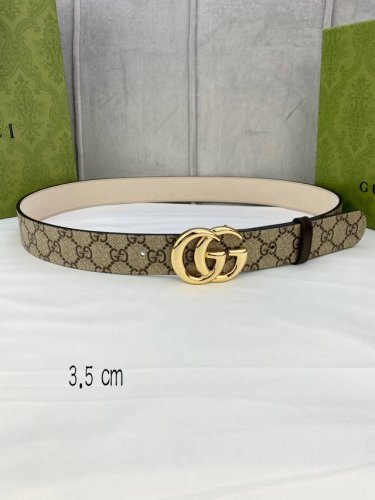 宽度3.5 Cm Gucci Marmont系列每一季都会推陈出新，为灵感源于70年代的标志性gg配件注入现代精髓。Supreme帆布印花 腰带反面采用黑色皮革