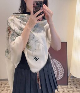 25年高级手工坊系列作品梦幻而极具电影感，灵感来自嘉柏丽尔 香奈儿收藏的中国乌木漆面屏风。在她巴黎康朋街31号私人寓所书房内的一面屏风上，描绘着杭州的风光与传奇