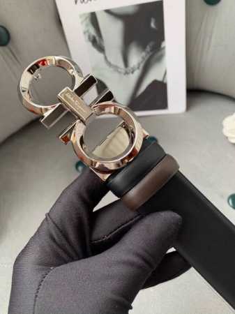 配送专柜全套礼盒包装。 菲拉格幕 这款皮带以现代风格重新演绎经典款Gancini扣饰。双面设计，一侧采用经过锤制处理的皮革，另一侧采用天然皮革，可调整至合适腰围 - 点击图像关闭