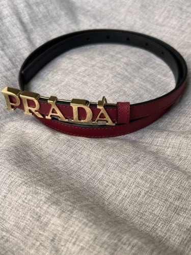 Prada 普拉达 专柜同款 女装休闲细腰带 宽 1.5Cm 这款采用saffiano原版皮内衬光滑小牛皮，搭配prada字母五金扣，可搭配不同风格的服装。原单