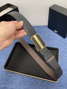 品牌万宝龙 550 描述双面原版皮，这款饰有带扣的腰带配以水牛皮衬里，覆以Monogram 牛皮。展现细腻的品牌特质，是牛仔裤的理想配件 字母带扣；35宽 原单