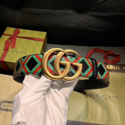 特 古奇，宽4.0Cm， 新款 经典双g标识是gucci系列产品的标志性象征，这一设计元素与富有趣味感的十字交叉印花匠心呈现在这款黑色皮革腰带上。红绿配色呈现品