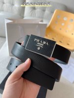 广州工厂P直发普拉达 Prada 這款百搭配飾定格簡約而考究的設計。優雅的Saffiano皮革交叉平行線紋理平添別樣的微妙韻致。標誌性的金屬刻字徽標點綴搭扣，时