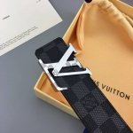 配送专柜全套礼盒包装。 Lv 进口老花面料腰带，内衬头层磨砂皮底。宽度3.8Cm，搭配不锈钢Lv新款扣头 ，手感超好，永恒而经典！喜欢的赶紧入手。