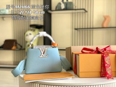 特级配全套包装 特级精品原厂皮 M21166。M21165雾霾蓝配异域沙蛇贝壳扣 本款 Capucines Mini 手袋取材 Taurillon 皮革，以异域