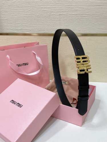 特 P190 缪缪Miumiu 宽度：3Cm 这款皮革腰带是提升别致造型品味的理想之选。醒目的标志性徽标装点搭扣，营造精致撞色与纹理 金属徽标搭扣 搭扣饰醒目徽