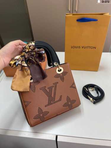 Lv 印花 戴妃 一整个爱住！浅色整体会更淑女浪漫，但黑色会更沉稳大气哦！喜欢的宝子看过来 D-272尺寸20×17配盒