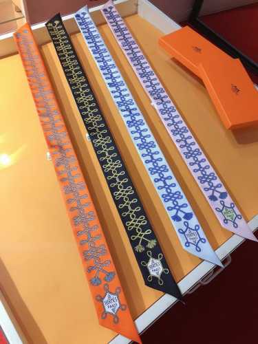 Phms2168 爱马仕Twilly 饰绦与勃兰登堡 顶级斜纹真丝打造 超精细的印花 字迹非常清晰 绝对是送礼自用的首选丝带既可绕于颈间，亦可缠于腕部、腰部，同