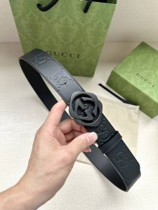 宽度3.8Cm Gucci 衔接品牌的过去和现在，以焕新方式继续演绎经典元素。这款黑色皮革腰带饰有Gg字母交织图案，以Gucci刻花呈现长方形搭扣开合设计。 G