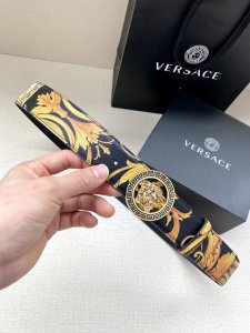 宽度4.0Cm Versace此款个性皮带由皮革制成，饰有Royal Rebellion印花，配有标志性Medusa五金配件搭扣