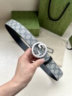 特P160 宽度3.8Cm Gg Marmont系列每一季都会推陈出新，为灵感源于70年代的标志性双G搭扣注入现代精髓。这款黑色/米色和乌木色Gg Suprem