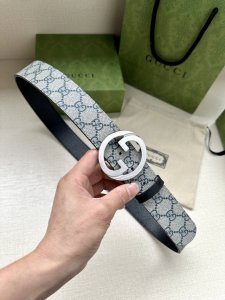特P160 宽度3.8Cm Gg Marmont系列每一季都会推陈出新，为灵感源于70年代的标志性双G搭扣注入现代精髓。这款黑色/米色和乌木色Gg Suprem