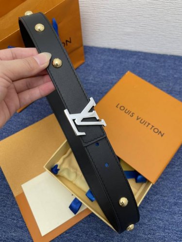 品牌 Lv 3.0Cm 描述 这款饰有lv带扣的腰带配以水牛皮衬里，覆以monogram 牛皮。展现细腻的品牌特质，是牛仔裤的理想配件 Lv字母带扣 Monog