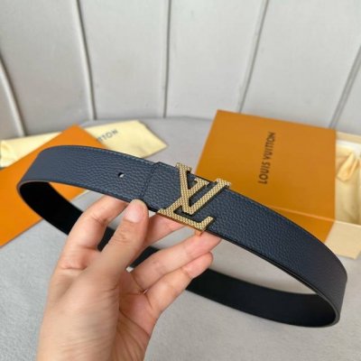 特 寬度：35mm Lv S-Lock系列 精緻的字母搭扣 搭配驢家法國原廠荔枝紋皮料 手感超好 雙面用