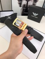 Armani这款正反两用腰带优雅而百搭，一面采用了光滑小牛皮，另一面则由粒面皮革制成。本款配有金属扣。3.5Cm宽