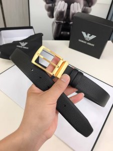 Armani这款正反两用腰带优雅而百搭，一面采用了光滑小牛皮，另一面则由粒面皮革制成。本款配有金属扣。3.5Cm宽