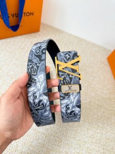 品名： Lv..路易..威登腰带皮带原单 型号：挂扣，经典纯钢材质挂扣，头层牛皮，图片实物拍摄 材料：头层牛皮，挂扣系列，纯钢材质扣头，镀钯电镀工艺永不掉色。原