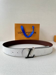 4.0宽 Lv Dimension Monogram H Ritage 双面腰带拼接素净皮革和 Monogram 涂层帆布 呈现经典设计的崭新演绎 品牌元素焕现