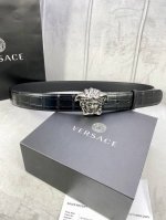 宽度4.0Cm 范思哲versace标志：腰带扣上的3D美杜莎，赋予该款palazzo腰带很高的辨识度。腰带采用饰有mock Croc印花的柔软牛皮革制作。 D