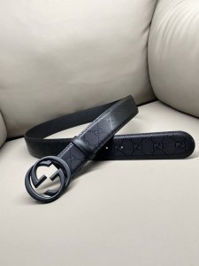 古驰.Gucci 全套包装 4.0Cm Gg 2024新款Supreme帆布是品牌的一款代表性面料，其灵感源自30年代的典藏设计。互扣式双G以钯金色调配件亮眼呈