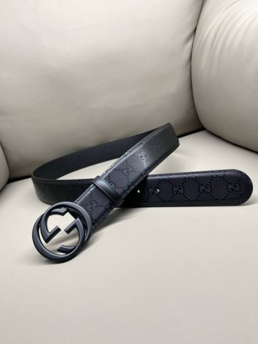 古驰.Gucci 全套包装 4.0Cm Gg 2024新款Supreme帆布是品牌的一款代表性面料，其灵感源自30年代的典藏设计。互扣式双G以钯金色调配件亮眼呈