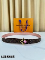 Louis Vuitton 3.0宽水波纹底皮带，经典棕老花图案搭配菱形四叶花扣头，皮革细腻有质感。橙色购物袋与礼盒映衬，彰显1854年巴黎品牌底蕴，低调奢华，