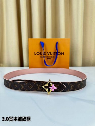 Louis Vuitton 3.0宽水波纹底皮带，经典棕老花图案搭配菱形四叶花扣头，皮革细腻有质感。橙色购物袋与礼盒映衬，彰显1854年巴黎品牌底蕴，低调奢华，
