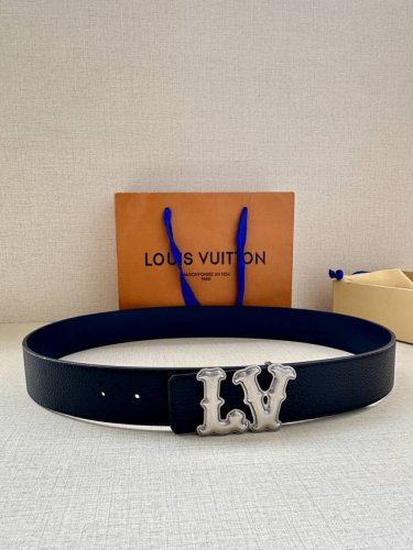 4.0宽 Lv Ranch 双面腰带再现 2024 春夏男装秀场的凌厉风范，为细腻牛皮革点缀崭新搭扣。西部风格 Lv 字母呈现做旧金属效果 牛皮革 做旧金属件