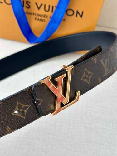 4.0宽 Lv Pixel 双面腰带为经典搭扣注入潮流新意，令标志性 Lv 字母胶扣映现立体像素效果。Monogram 帆布和素净皮革切换两式风尚