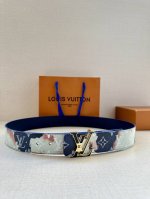 特 本款4.0宽 Lv Initials 双面腰带以醒目图案描摹烧焦的纸张，唤起对熊熊篝火和户外时光的回忆。素净一面展露经典格调，做旧 Lv Initiales