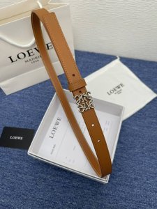 品牌罗意威 描述经典系列新品腰带，采用小牛皮材质，完美搭配手工车线，两款经典配色，可搭配商务西装或更为休闲的造型。腰带为法国尺寸，请在购买前参阅腰带尺寸指南.