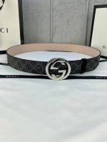 宽度4.0Cm Gucci Marmont系列每一季都会推陈出新，为灵感源于70年代的标志性gg钢扣配件注入现代精髓。这款gg Supreme帆布腰带反面采用黑