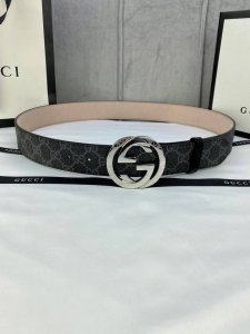 宽度4.0Cm Gucci Marmont系列每一季都会推陈出新，为灵感源于70年代的标志性gg钢扣配件注入现代精髓。这款gg Supreme帆布腰带反面采用黑