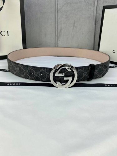 宽度4.0Cm Gucci Marmont系列每一季都会推陈出新，为灵感源于70年代的标志性gg钢扣配件注入现代精髓。这款gg Supreme帆布腰带反面采用黑