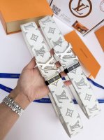 皮带：Lv..路易..原单 腰带：百分百头层牛皮，保证真皮。24K纯钢扣双面可用专柜同等质量， 送人自用首选 包装： 请认准如图专柜包装，赠送打孔器，银联发票，
